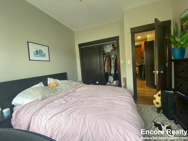 Building Photo - 46 Creighton St