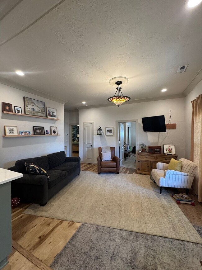 Building Photo - Updated 3 Bed/ 2 Bath Rental