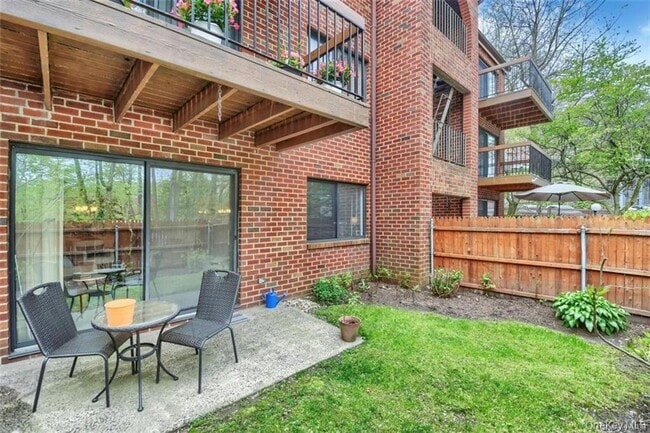 Building Photo - 6 Bronxville Glen Dr