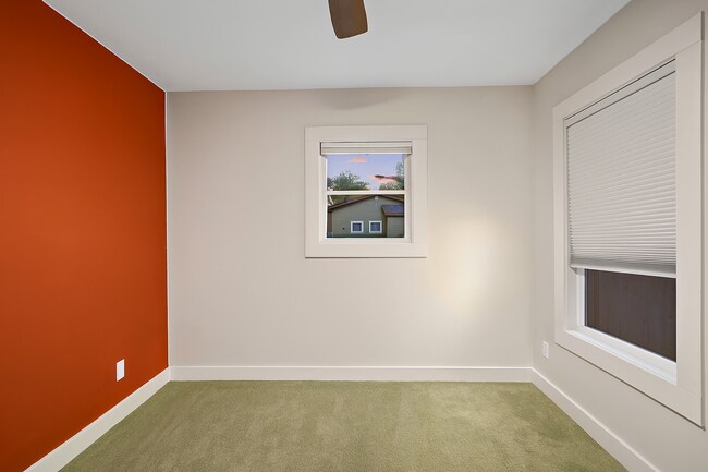 Building Photo - Charming Downtown Home!
