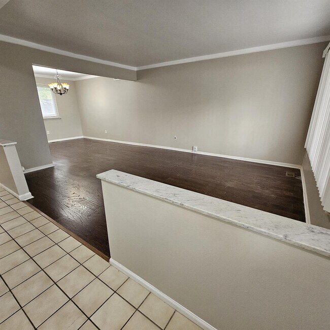 Building Photo - 4 bedroom, 2.5 bath, 2 car garage colonial...