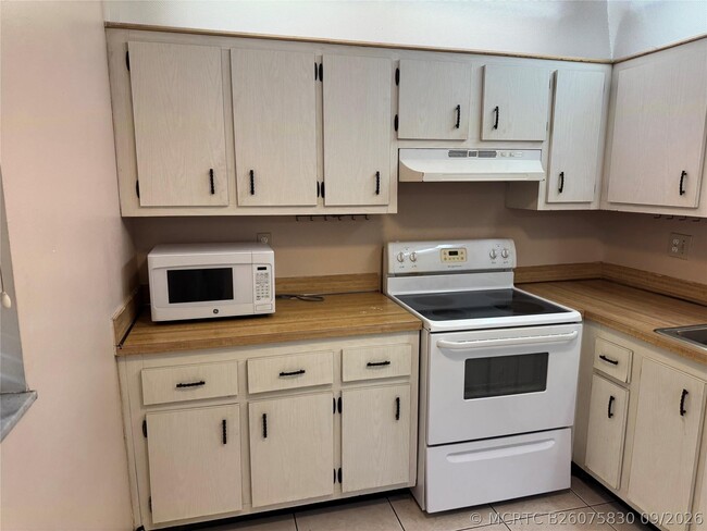 Building Photo - 2860 Somerset Dr