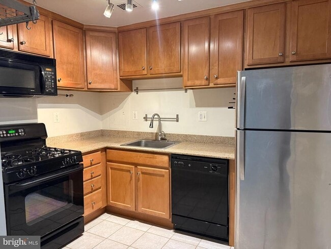 Building Photo - 10570 Main St