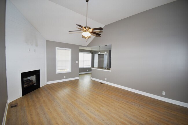 Building Photo - 3 Bedroom Pet Friendly Home For Rent in Chalet Hills!