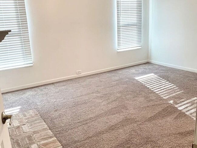 Building Photo - 1 Bedroom with nice size rooms