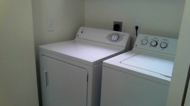 Building Photo - Non age restricted townhome available    V...