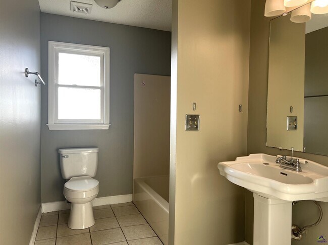 Building Photo - 981 Santa Fe Trail