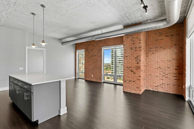 Building Photo - 885 S Clark St