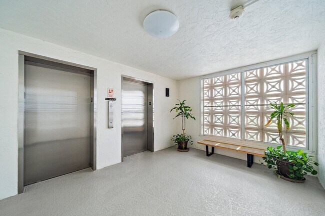Building Photo - 301 Lake Shore Dr