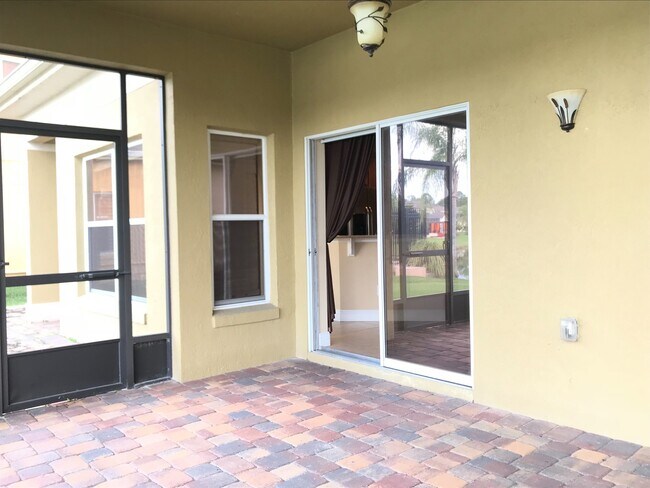 Building Photo - AMAZING HOME WITH LAKEFRONT VIEW!