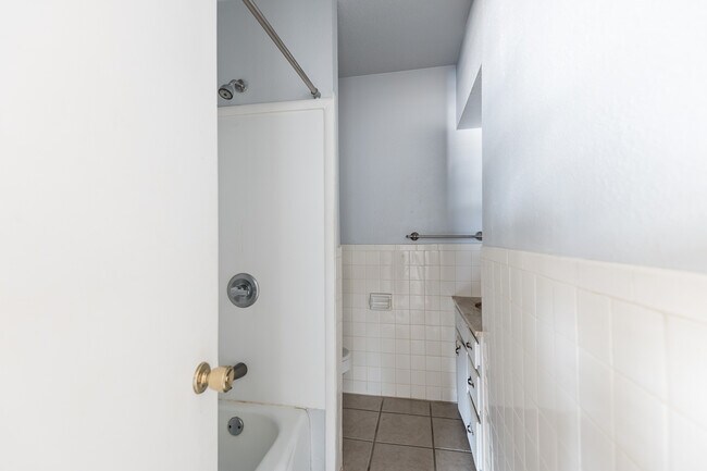 Building Photo - 131 N Duck St