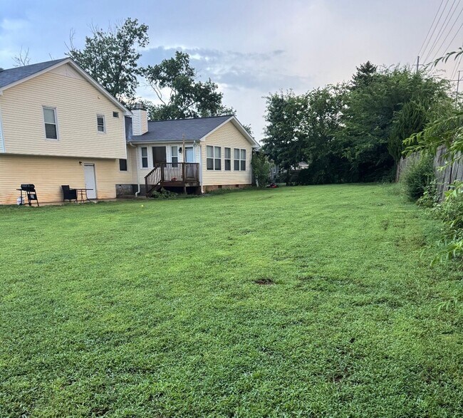 Building Photo - 113 Lewis Ln