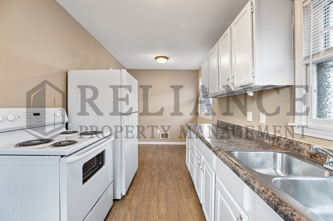 Building Photo - 2118 E 1st St N