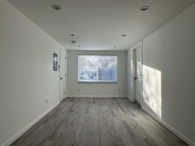 Building Photo - Brand New and Stunning 1+1 Reseda ADU