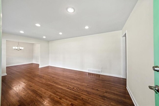 Building Photo - 2038 S Akin Dr