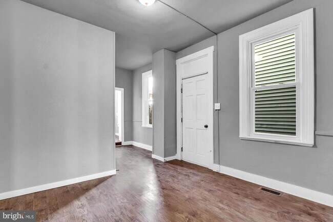 Building Photo - Coming Soon - Spacious 3 Bedroom 1.5 Bath ...