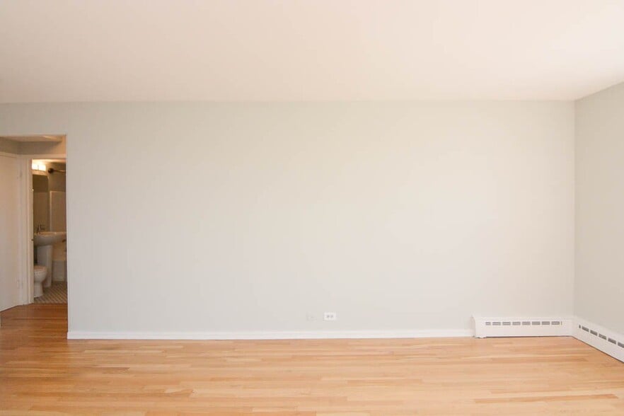 Building Photo - 450 W Wellington Ave