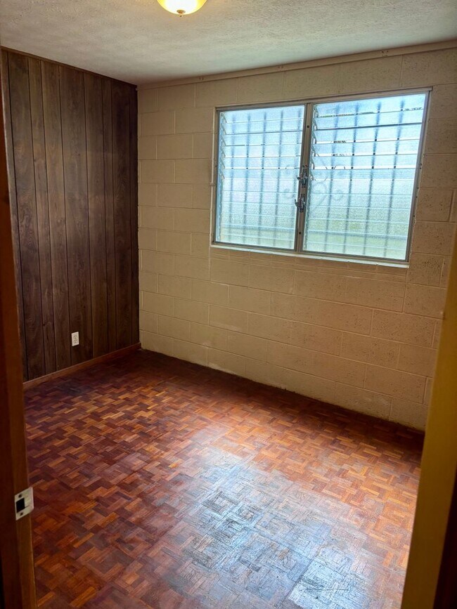 Building Photo - Available September 9, 2026 | A 3 Bedroom + Den, 1.5 bath duplex with 2 parking nested in Kaimuki