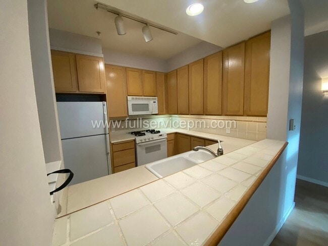 Building Photo - RARE OPENING at Waterfront Landing – Spacious Waterfront 1BR w/ Private Deck, Views & Direct Pike...