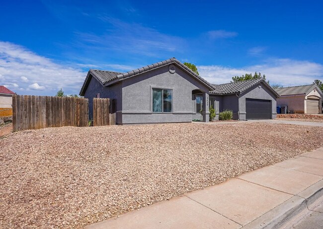 Building Photo - Adorable 2 Bedroom Hurricane Home! Pet Friendly!