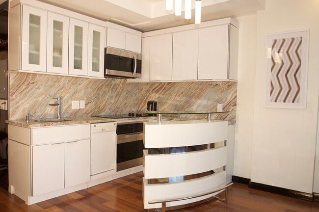 Building Photo - 2 Hawthorne Pl