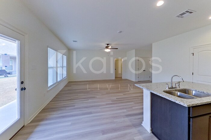 Building Photo - 204 Salvat Dr