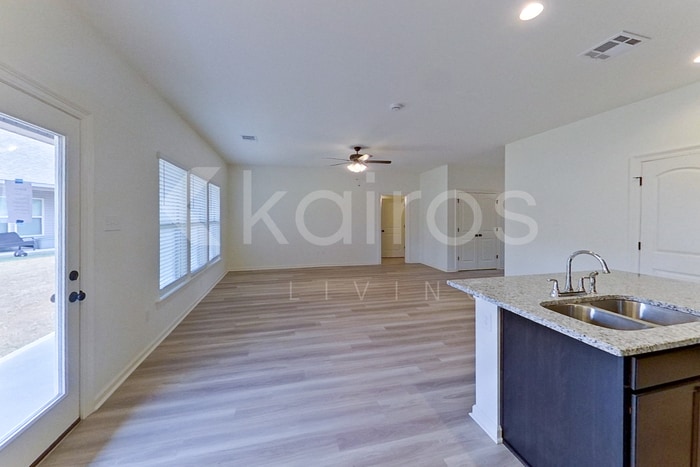 Building Photo - 204 Salvat Dr