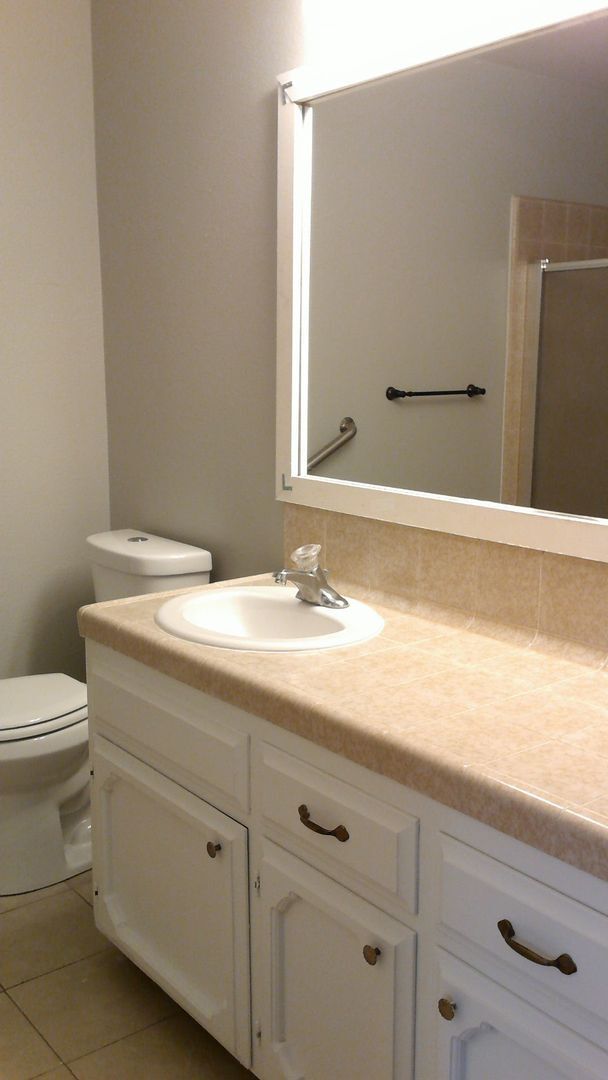 Building Photo - 1441 W Norwich Ave