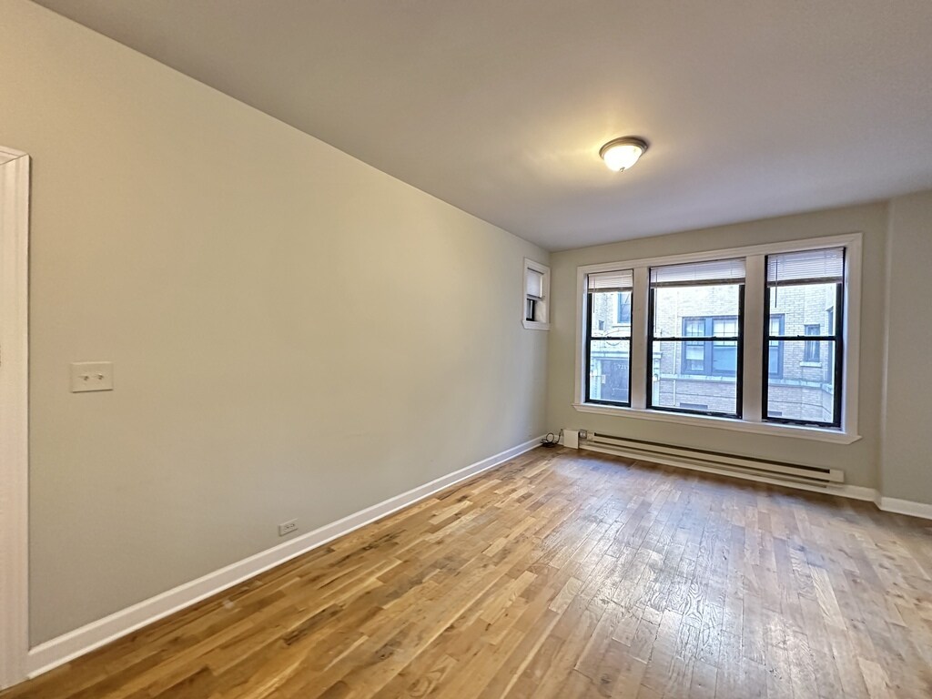 Building Photo - 731 W Barry Ave