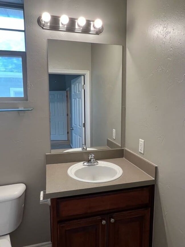 Building Photo - (3) Bed/(2.5) Bath Townhouse in Core Norma...