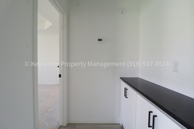 Building Photo - 2908 S Redwood Ave