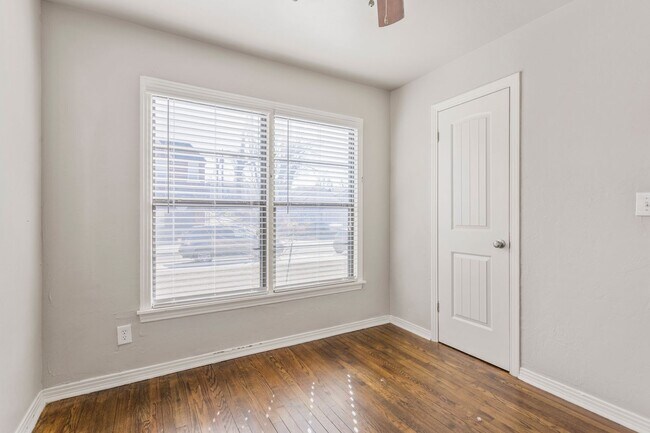 Building Photo - Live/work One Bedroom with Study in Plaza ...