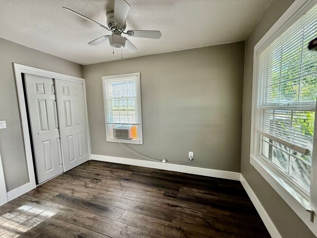 Building Photo - Cute Studio Home available NOW