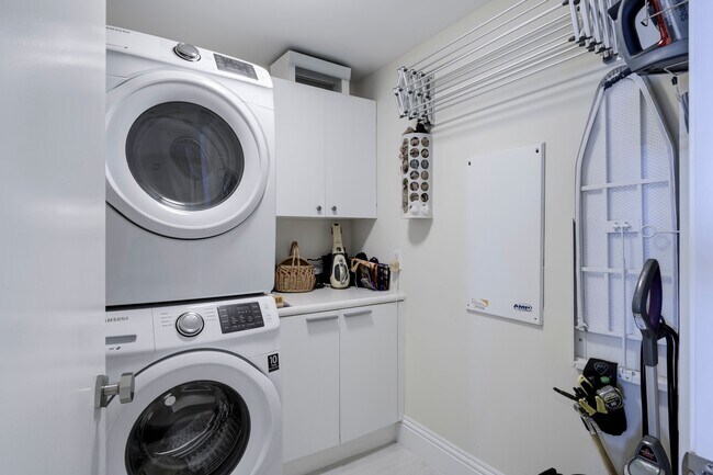 Building Photo - 2650 Lake Shore Dr