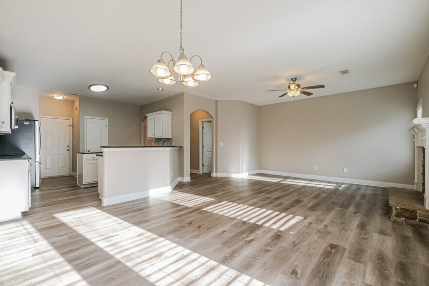 Building Photo - 1990 Lily Valley Dr