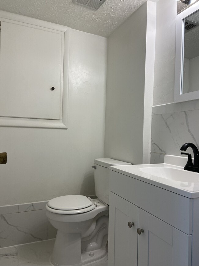 Building Photo - 1790 Cromwell Dr