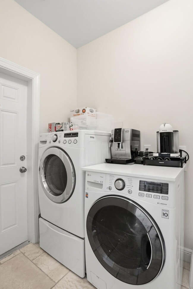 Building Photo - 309 NE 8th Ave