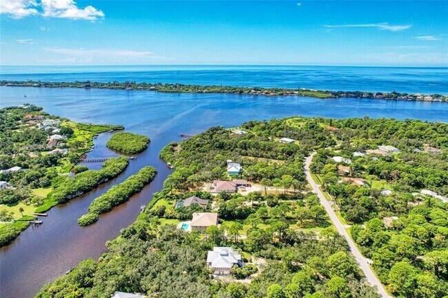 Building Photo - 1648 Bayshore Dr