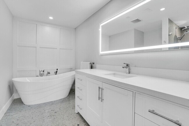 Building Photo - 11370 12 Oaks Way