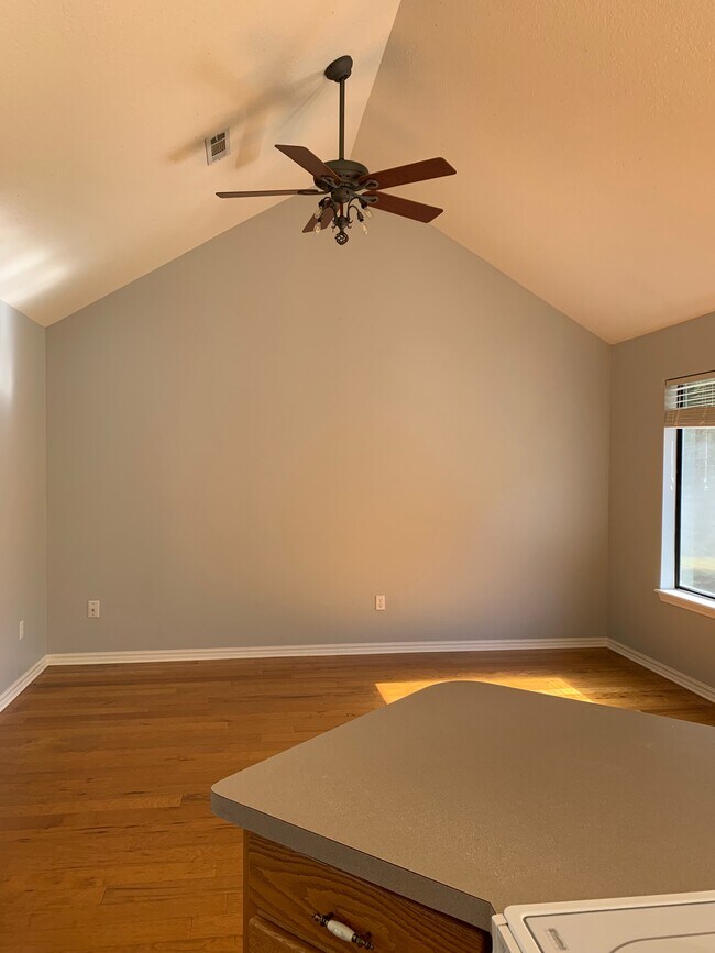 Building Photo - 2010 S Elm St