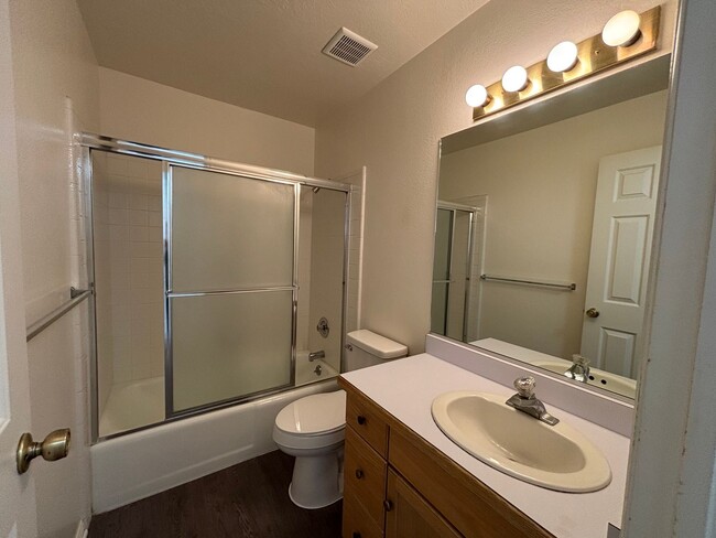 Building Photo - SPACIOUS 3 BEDROOM TOWNHOME FOR RENT IN DO...