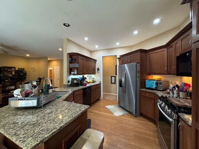 Building Photo - 3 Bedroom, 3 Bathroom House - Walking distance to the beach