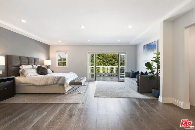 Building Photo - 9145 Sawyer St