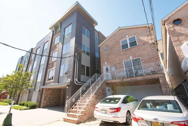 Building Photo - 519 3rd St