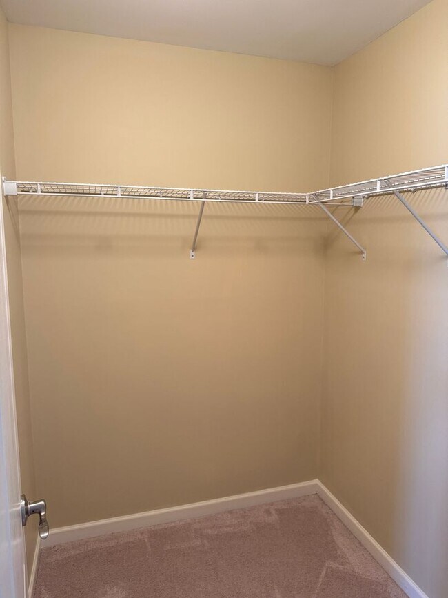 Building Photo - Well Maintain Townhome in Market Square!