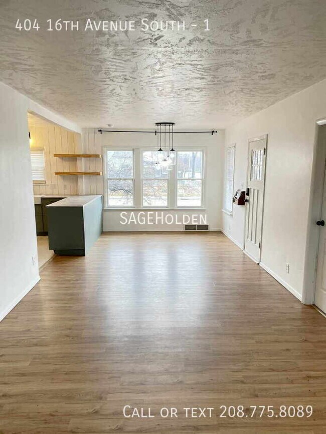 Building Photo - 404 16th Ave S