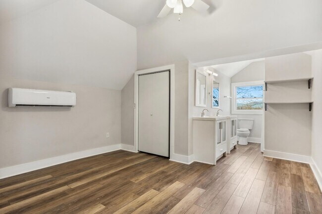 Building Photo - 1906 Vine St