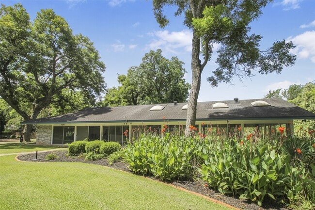 Building Photo - 536 Oak Dr