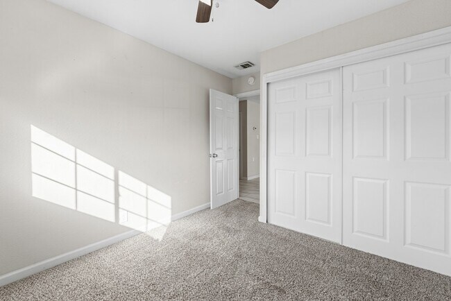 Building Photo - 915 Stonegate Dr