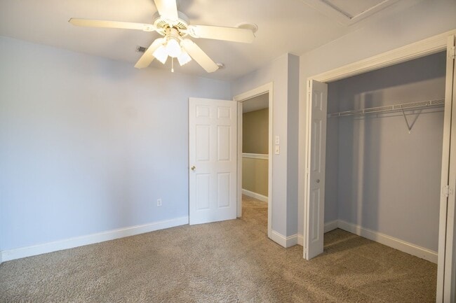 Building Photo - 4 bedroom Townhome Near LSU in a Gated Community